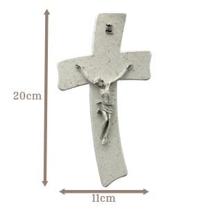 Wandkreuz aus Naturstein – 20 cm – Handgefertigtes Steinkreuz mit Jesus-Figur & INRI - gebogene Form
