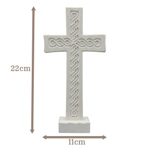Tischkreuz aus Naturstein – 22 cm – Handgefertigtes Steinkreuz mit Flechtmuster